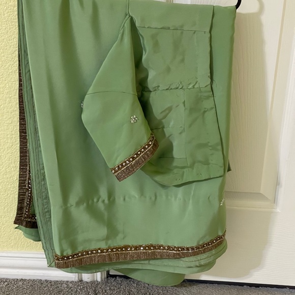 Saree - Picture 3 of 5